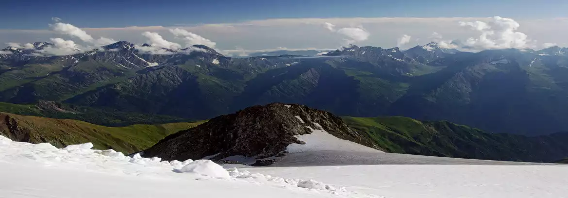 Groene bergen en dorpen in de regio Racha, Georgië
