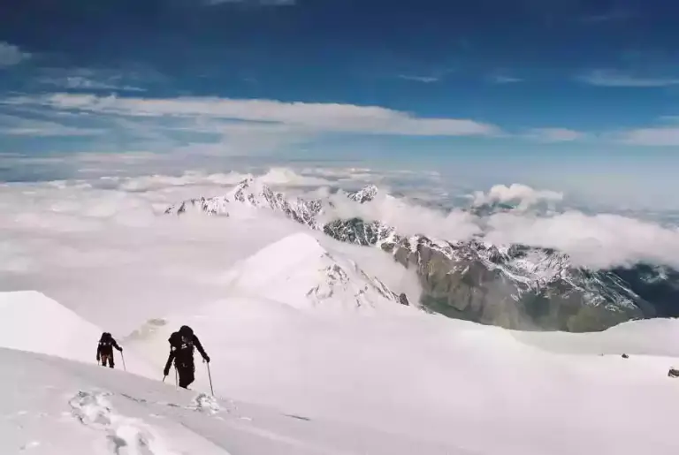 Skiërs boven de wolken in de Kaukasus