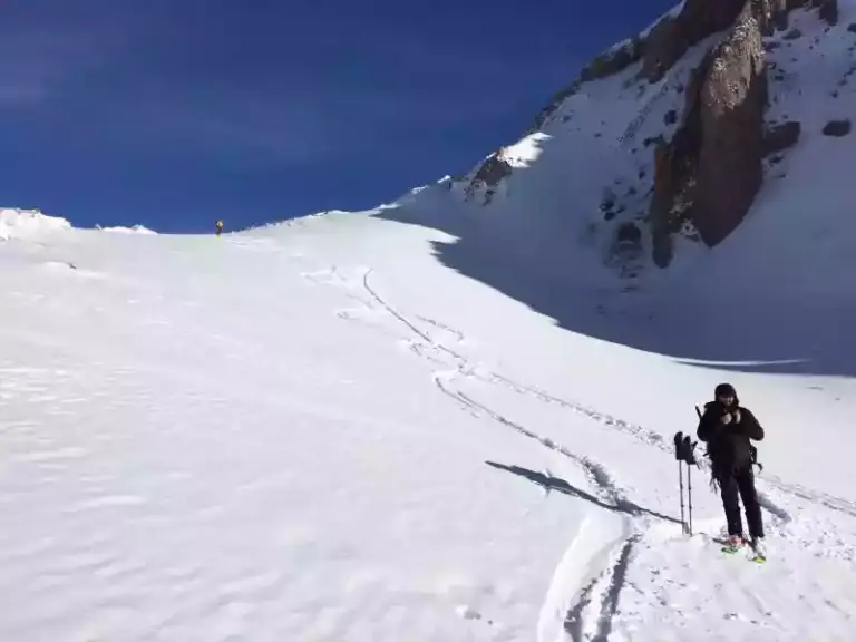 Een skiër op een besneeuwde helling in de Kaukasus