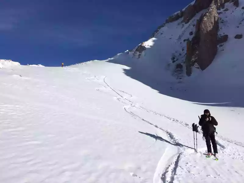 Snowboarder in de bergen bij Gudauri, Georgië