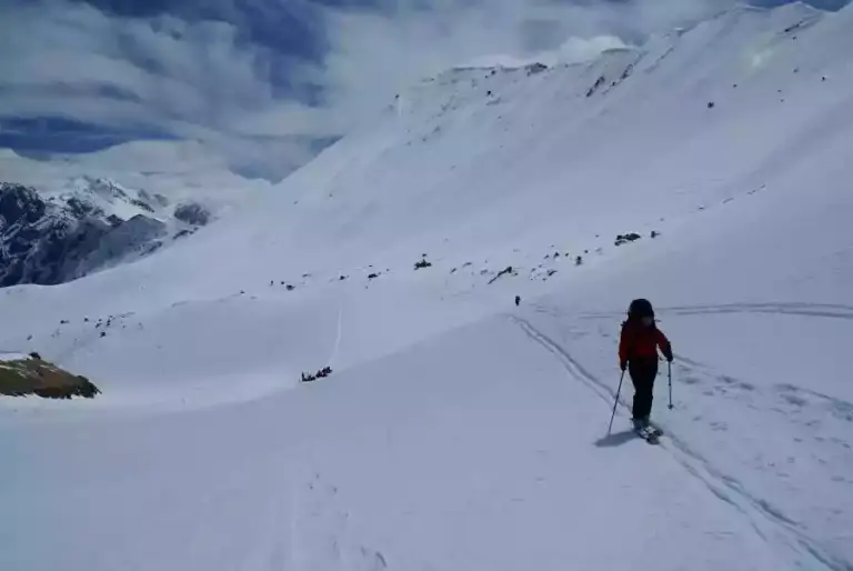 Een skiër op een brede, verlaten helling