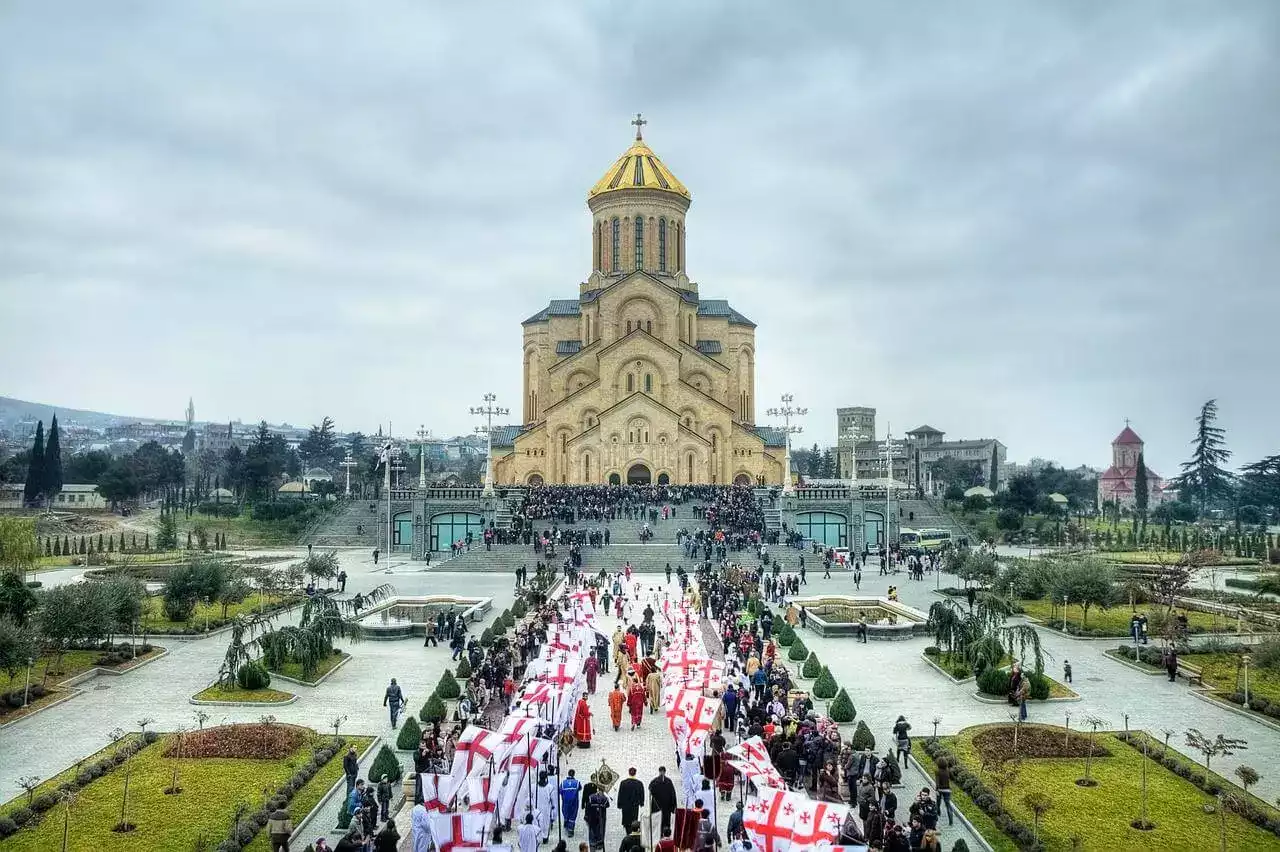 De Sameba-kathedraal op de Elia-heuvel in Tbilisi, Georgië