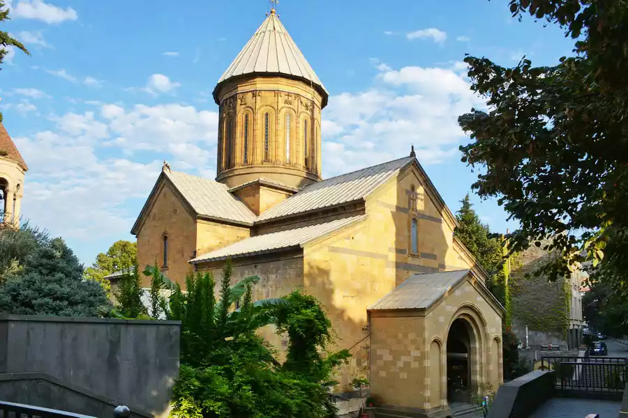 De Sioni-kathedraal met groene koepel in de oude stad van Tbilisi