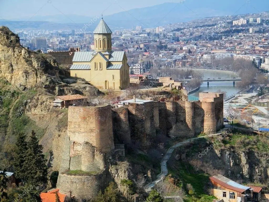 Het Narikala-fort op de heuvel boven Tbilisi, Georgië
