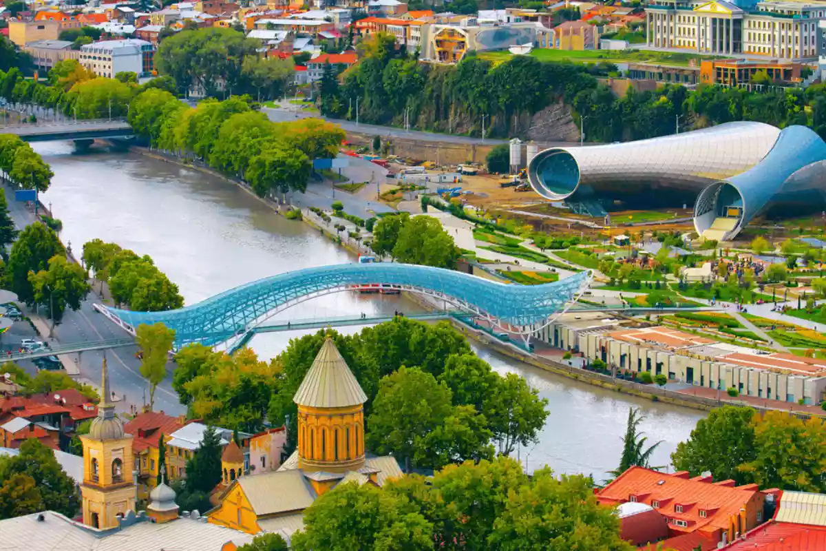 De glas-stalen Vredesbrug over de Mtkvari in Tbilisi, Georgië