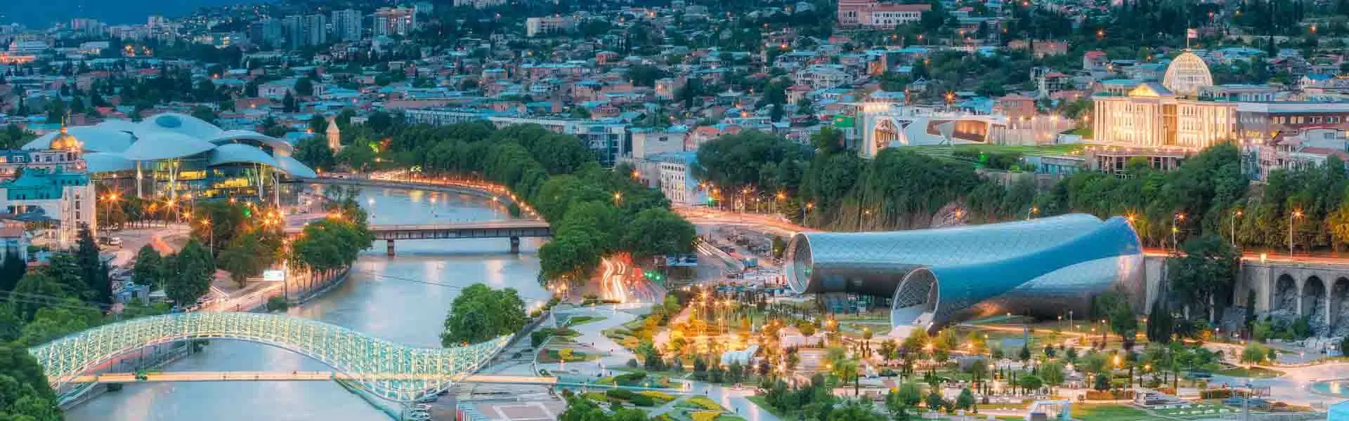 De hoofdstad Tbilisi aan de Mtkvari, Georgië