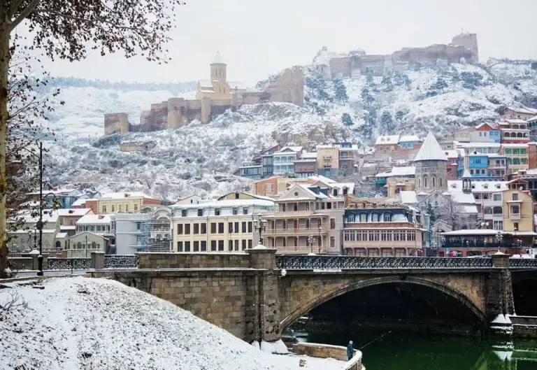 De oude stad van Tbilisi in de sneeuw
