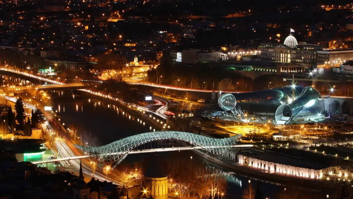 Rike Park en Avlabari aan de Mtkvari in Tbilisi