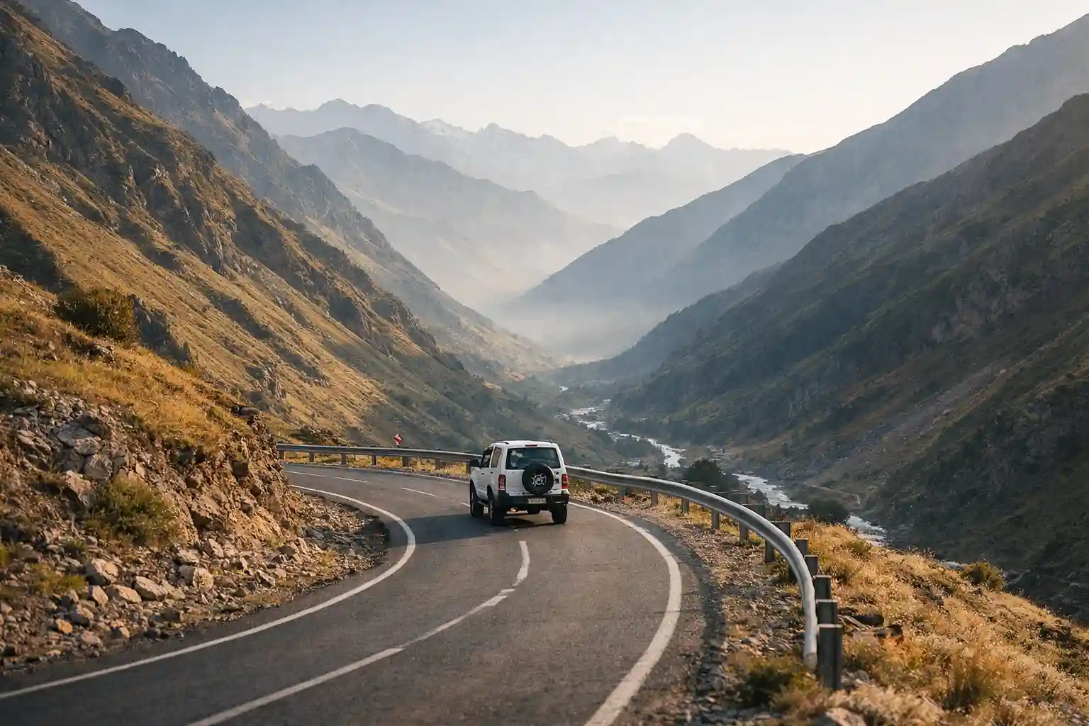 Auto op een bochtige bergweg door een Georgisch dal