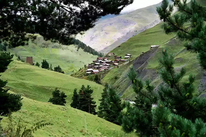Het afgelegen dorp Jvarboseli in de bergen van Toesjeti, Georgië