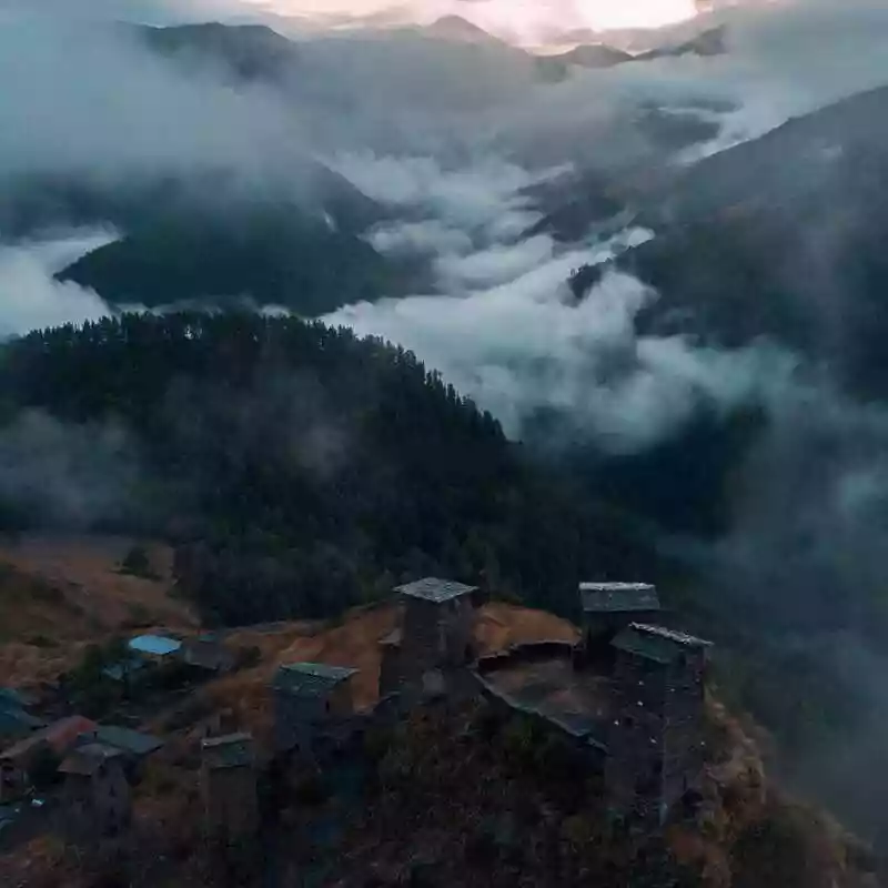 Alpenweiden en bergtoppen in Nationaal Park Toesjeti, Georgië