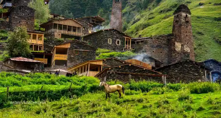 Het torendorp Dartlo aan de Alazani in Toesjeti, Georgië