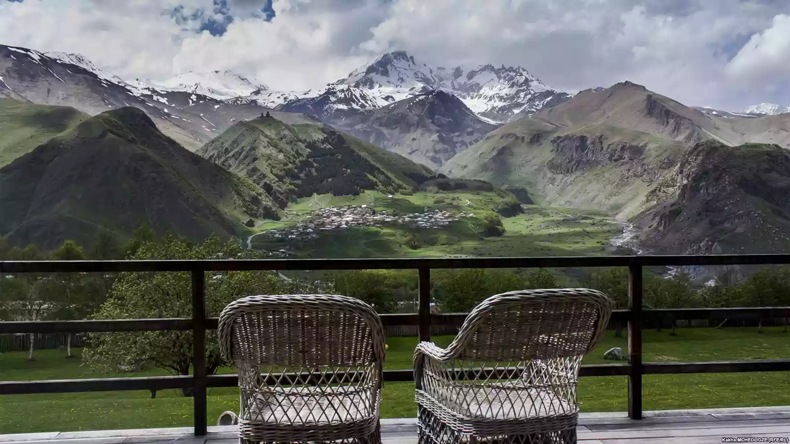 De Truso-vallei met mineraalbronnen bij Kazbegi, Georgië
