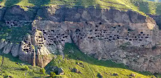 De rotsstad Vardzia uitgehouwen in een bergwand in Zuid-Georgië