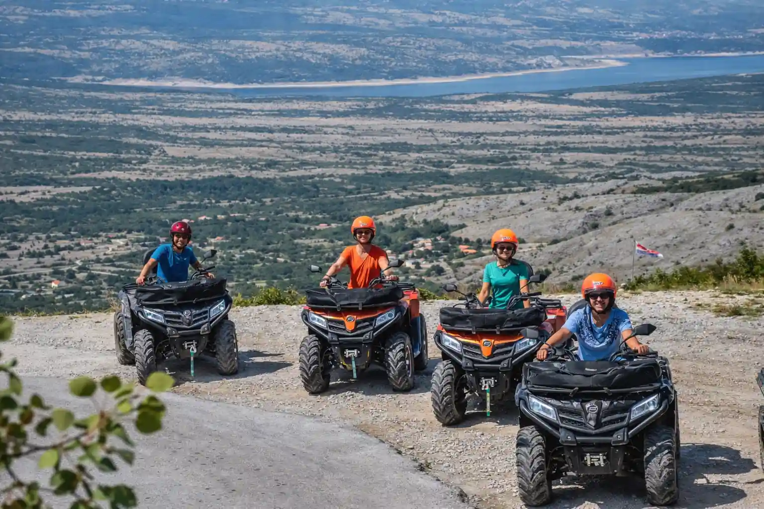 Terreinwagen op een onverharde weg in het Georgische achterland