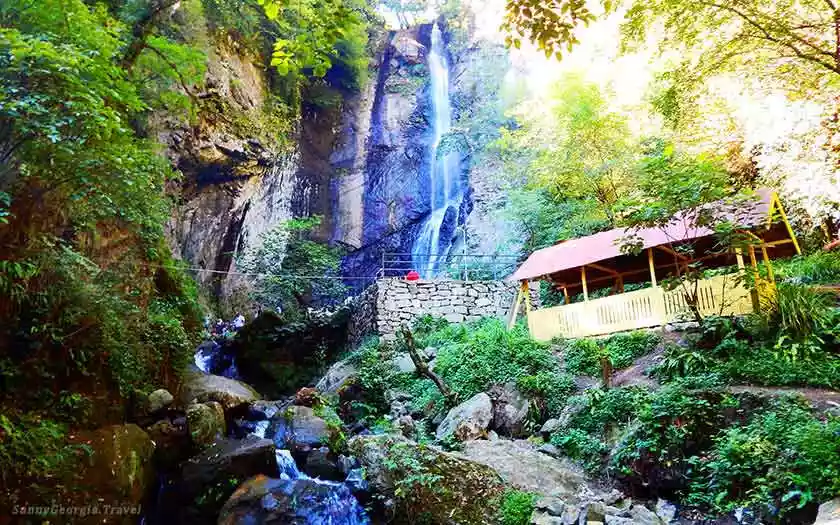 Waterval in de bergen van Adjara bij Batoemi, Georgië