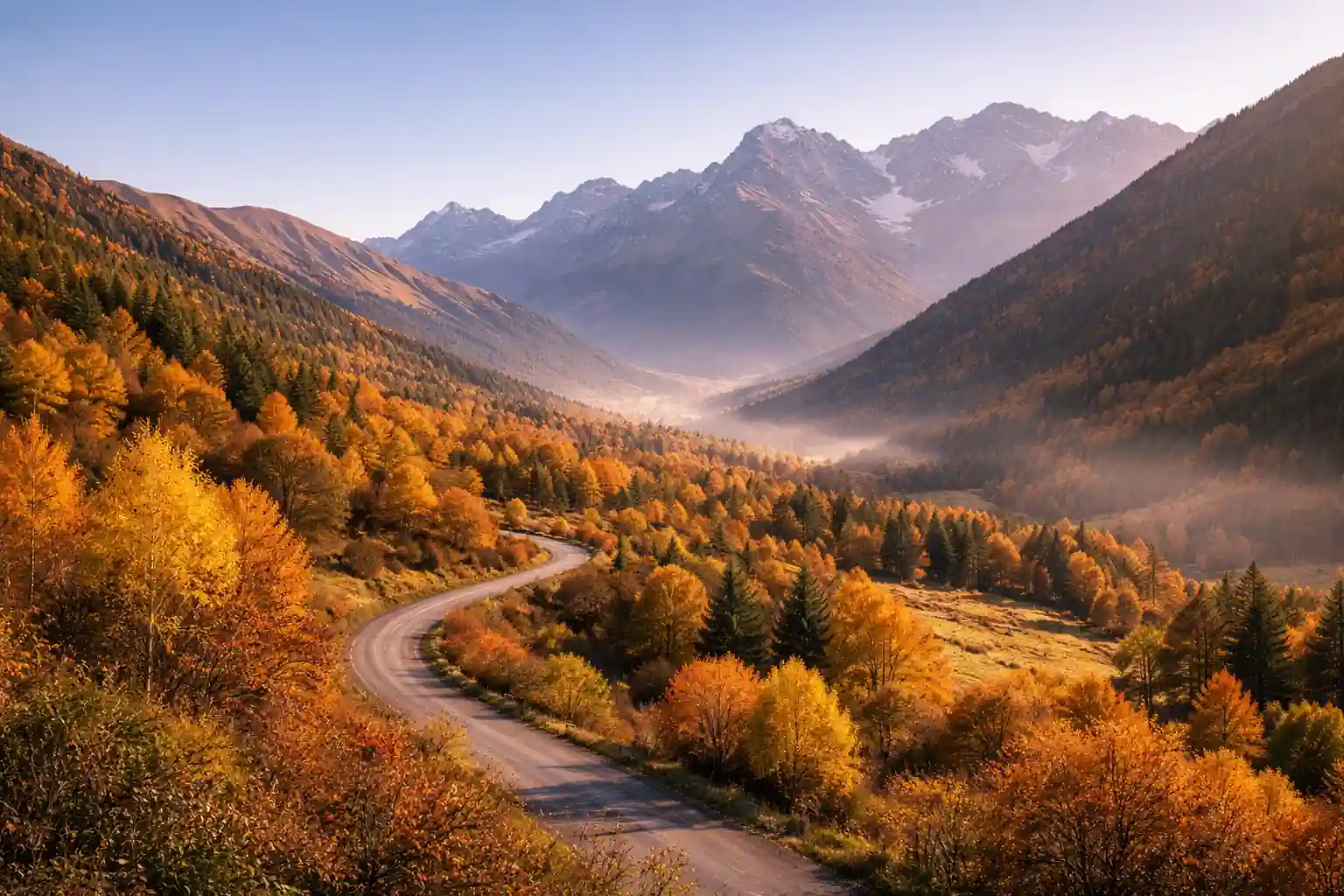 Bergweg met herfstkleuren in Georgië