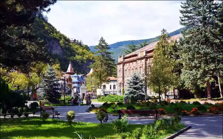 Het centrum van Bordzjomi met het park aan de hoofdstraat
