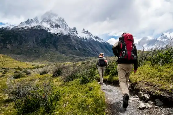 Wandelaars op een bergpad in de Georgische Kaukasus