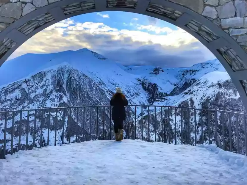 Georgische Militaire Weg in de winter bij Kazbegi, Georgië