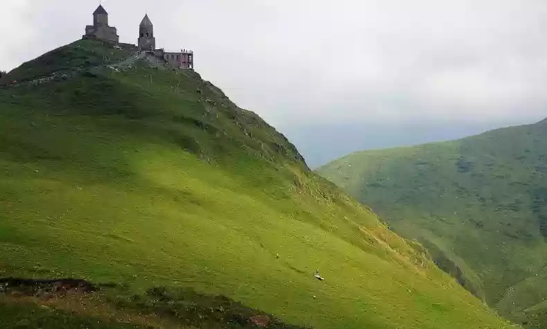 Gergeti Trinity Church met de berg Kazbek (5.054 m) op de achtergrond