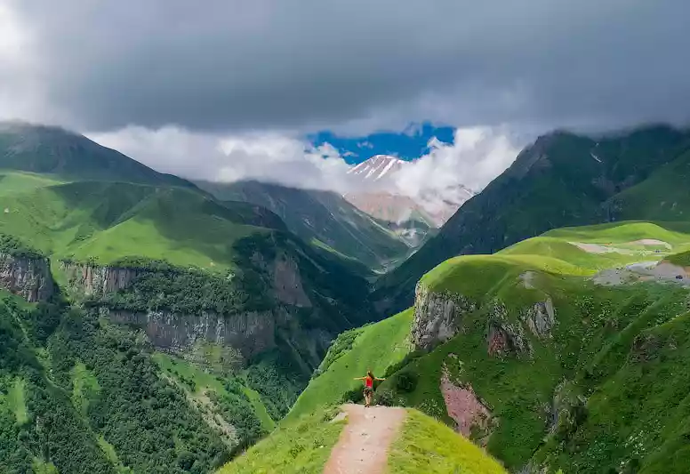 Russisch-Georgische vriendschapsmonument bij Gudauri aan de Georgische Militaire Weg