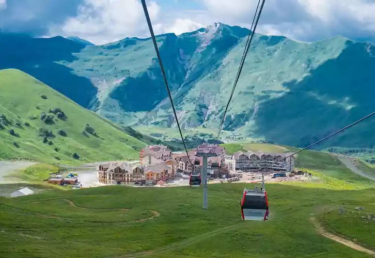 Zomerse alpenweiden en passen rond Gudauri