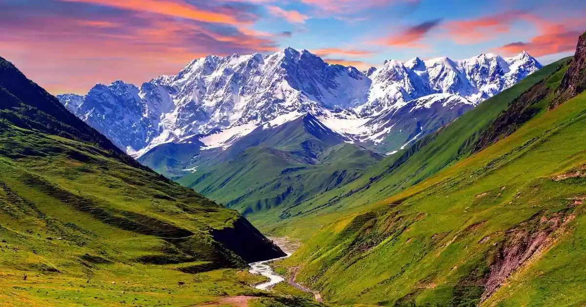 Bergmeer omgeven door bossen in de regio Imereti, Georgië