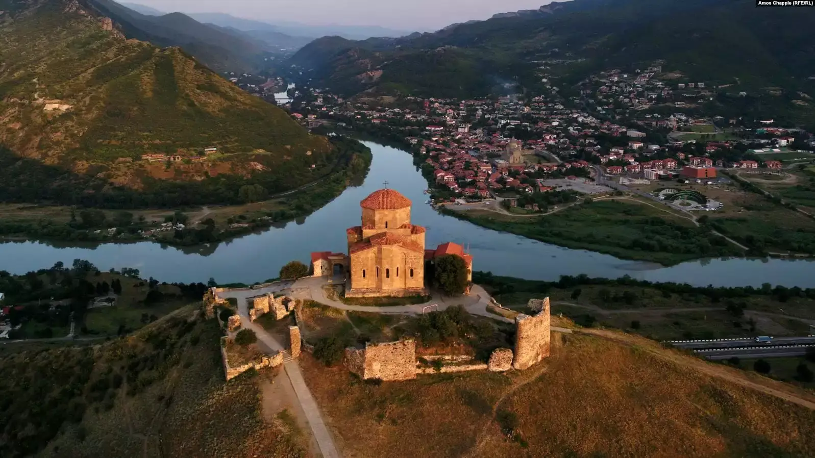 De oude hoofdstad Mtskheta aan de samenvloeiing van twee rivieren, Georgië