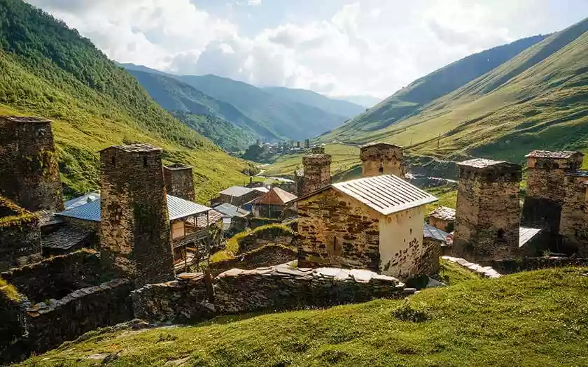 Bergdorp met torens in Svanetië, Noordwest-Georgië