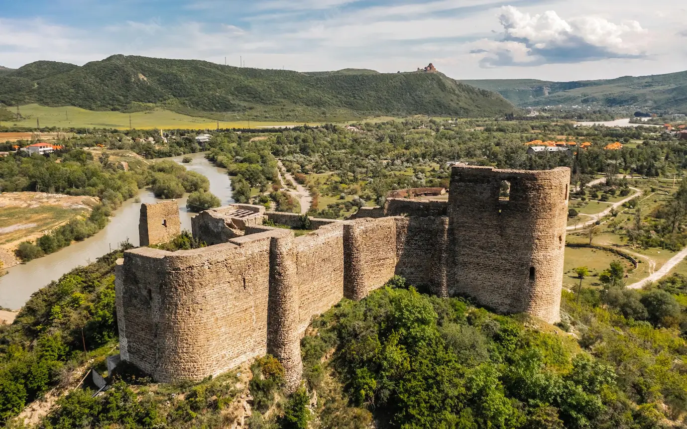 De ruïne van de vesting Bebris Tsikhe aan de Aragvi bij Mtskheta