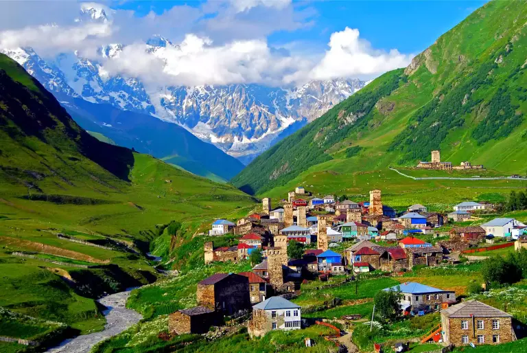 De gehuchten van Ushguli boven de rivier
