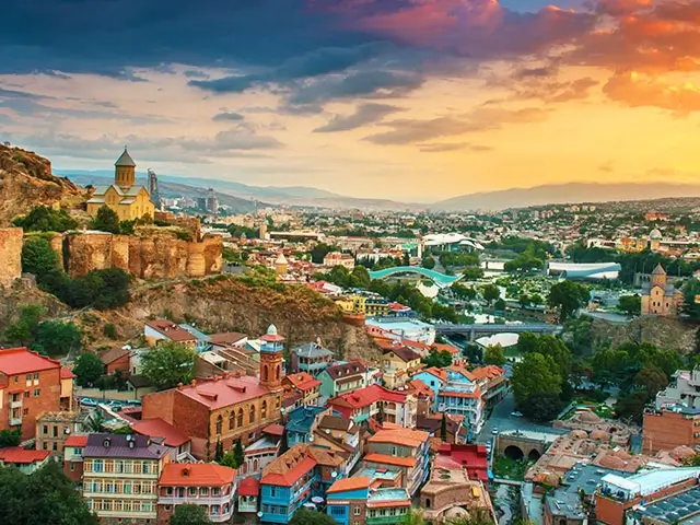 De oude stad van Tbilisi met de vesting Narikala en de Metechi-kerk