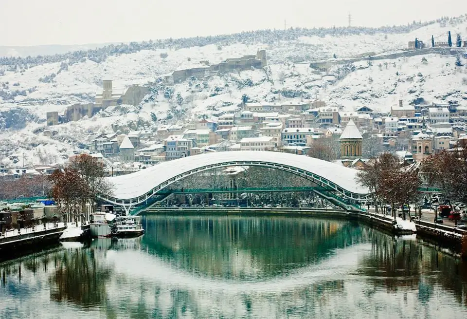 Oude binnenstad van Tbilisi met sneeuw in de winter, Georgië