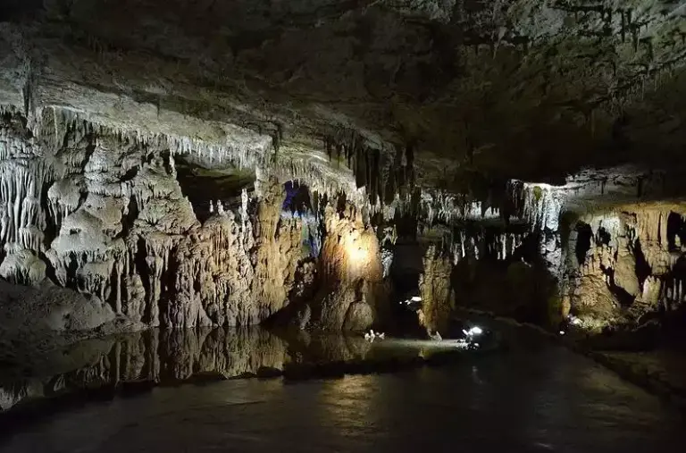 De ondergrondse rivier in de Prometheusgrot