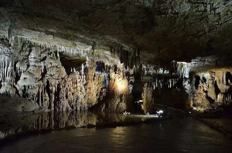 Ondergrondse rivier met verlichte druipsteenformaties in de Prometheusgrot bij Koetaisi
