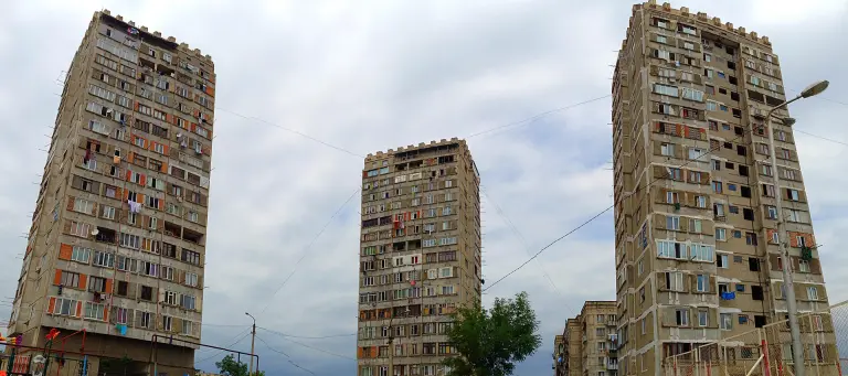 De woontorens op het Nutsubidze-plateau in Tbilisi