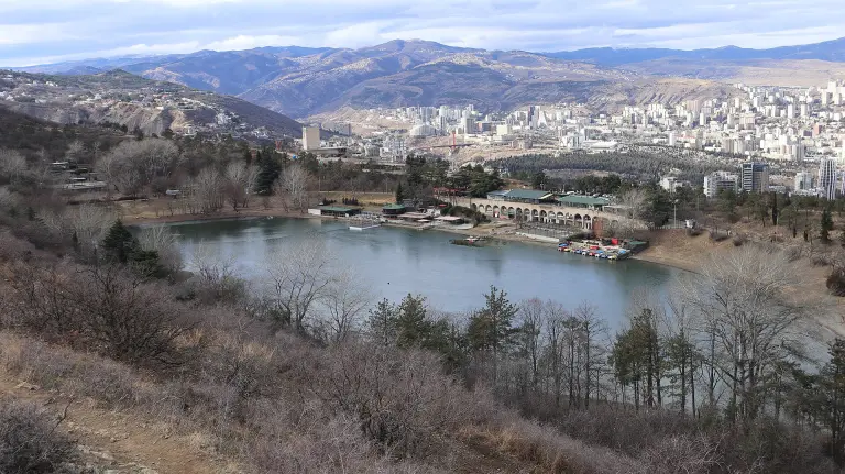 Het Schildpaddenmeer in de heuvels boven Tbilisi